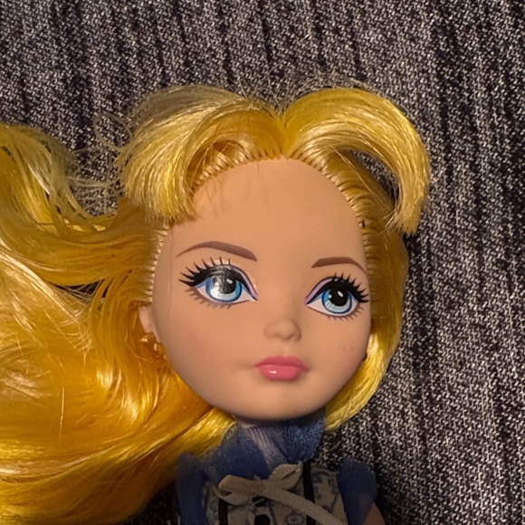 Ever After High Blondie Lockes Doll - First Chapter (RARE!) - Picture 3 of 4